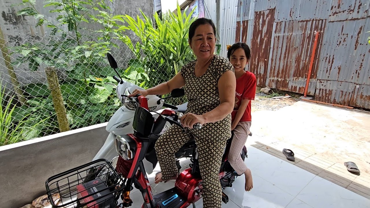Mẹ Vui Lắm ! Khi Nhận Được Món Quà Lớn Từ Người Chị Ở Phương Xa Gửi Tặng | KBMM