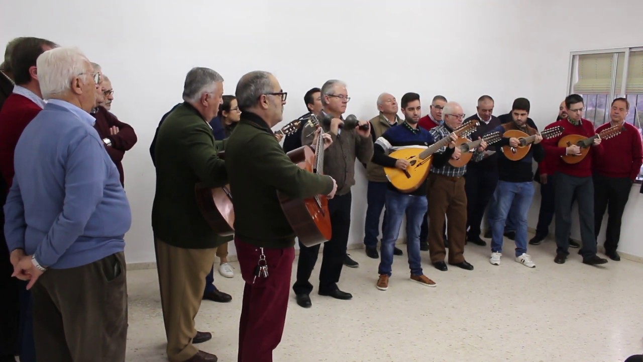 Actuación de los campanilleros de la Aurora con coplas navideñas