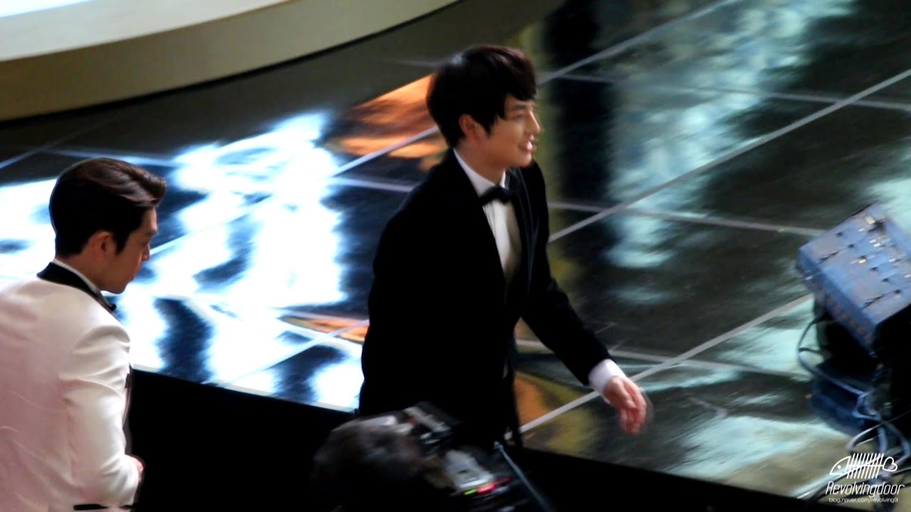 141217 청룡영화제 인기스타상 수상 시완 - 손가락을 꼼지락꼼지락