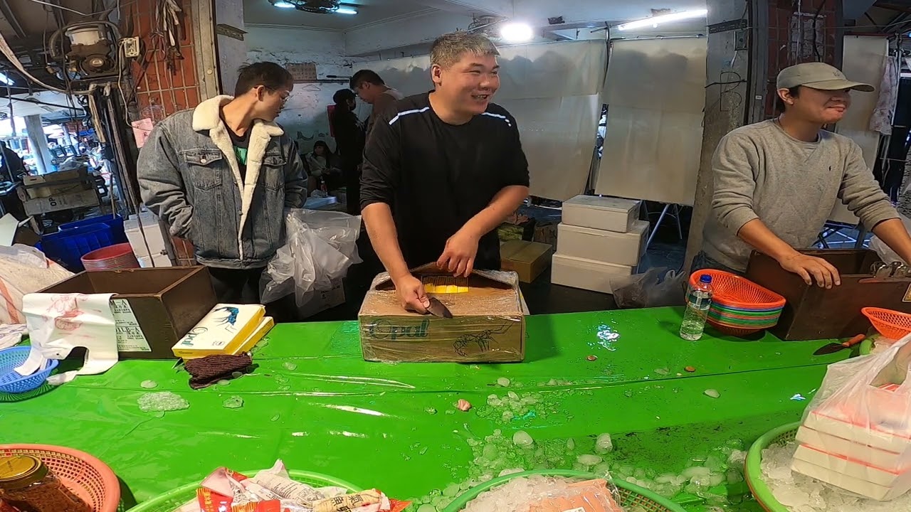 遇到阿姨來踢館 當大家的面嗆士官長 新營市場成功街29號 士官長海鮮叫賣 海鮮拍賣 叫賣哥 seafood auction