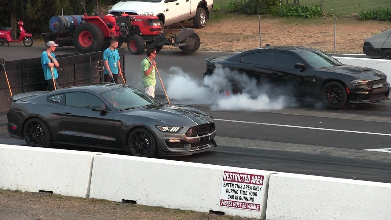 Shelby GT350 vs Hellcat Charger 1/4 mile drag race