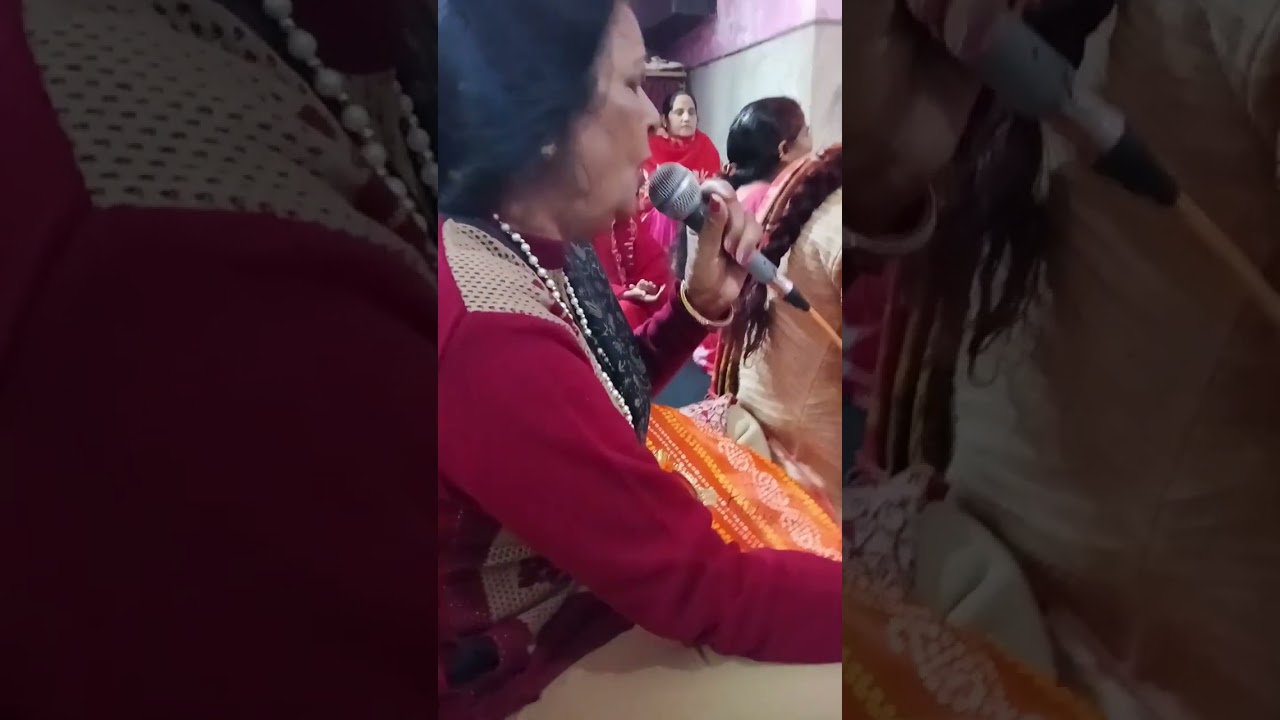 माँ गुफा में बेठी है बड़ी सुन्दर लगती है। 