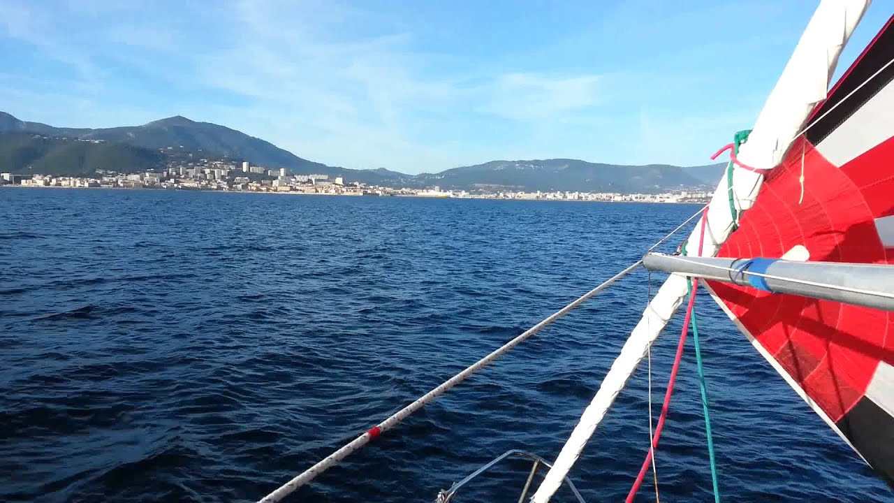 Un First 30 dans ses oeuvres sous spi au largue serré par Force 2