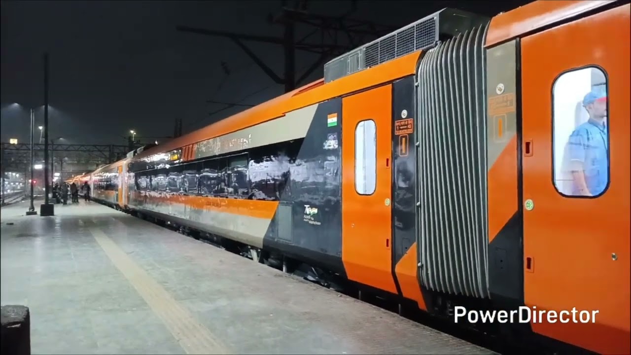 27575 Howrah Kamakhya Vande Bharat Sleeper at Howrah Jn. #indianrailways 