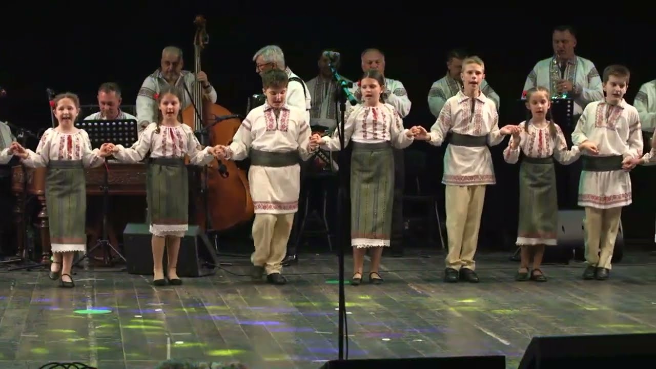 Atelierul de Dans Tradiţional - Grupa mică - Suită de dansuri din zona Bacăului