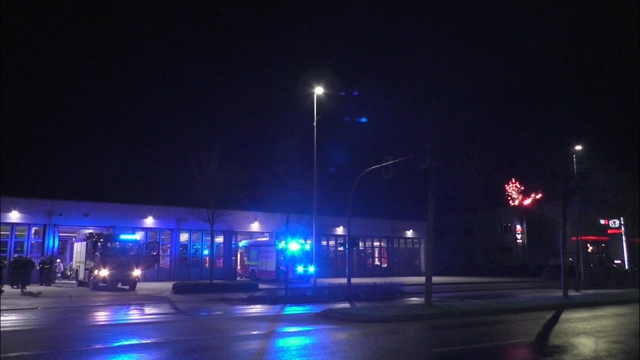 [Neujahr,Bullhorn und Horngrüße]Feuerwehr und Rettungsdienst der Stadt Bocholt auf Einsatzfahrt