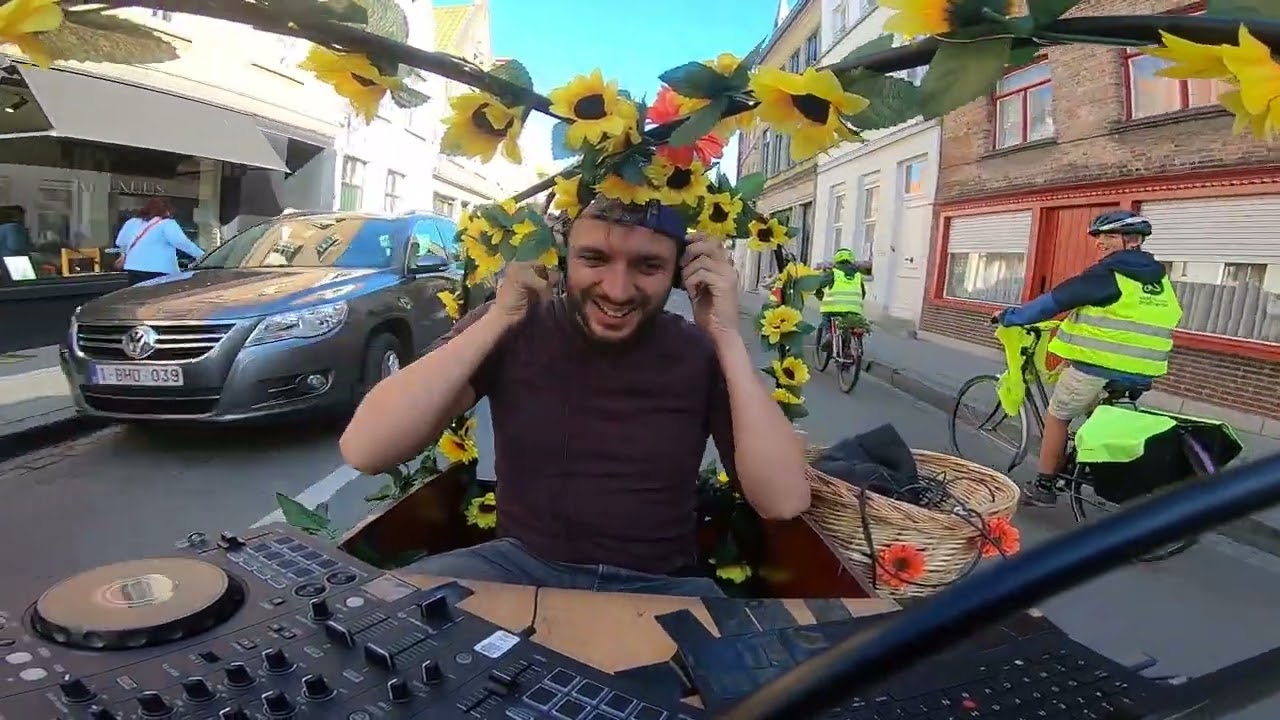 VILLA BOTA op STRAPDAG 2025 — met DJ's Luka Marsala en Wiki Dave in de bakfiets