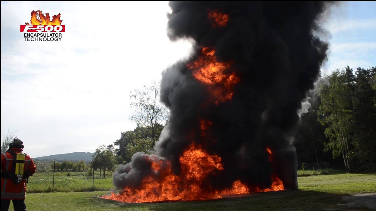 F-500 EA Löschversuch - Flächenbrand 50m² von 200 Liter Diesel / 50 Liter Benzin auf Wasser löschen