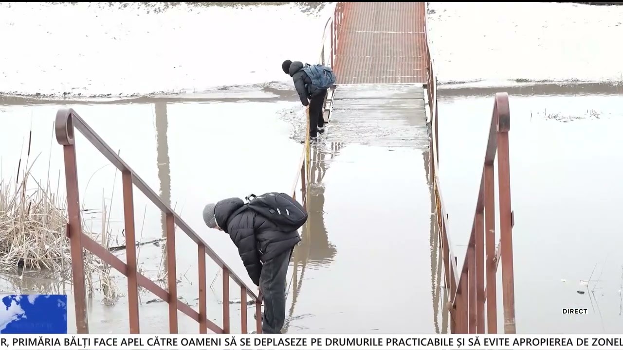 Traversare cu risc pe un pod inundat din Bălți. Poliția a închis accesul