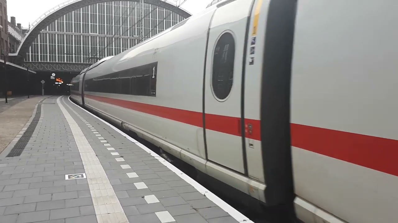 Een ICE 3 vertrekt met een zwaaigroet vanaf Amsterdam Centraal