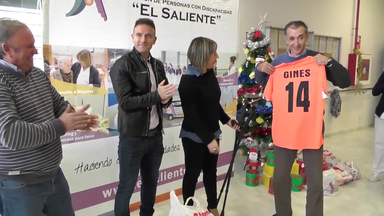 Asociaci&oacute;n El Saliente | Diego Capel entrega equipaciones a nuestros usuarios del Centro Ocupacional