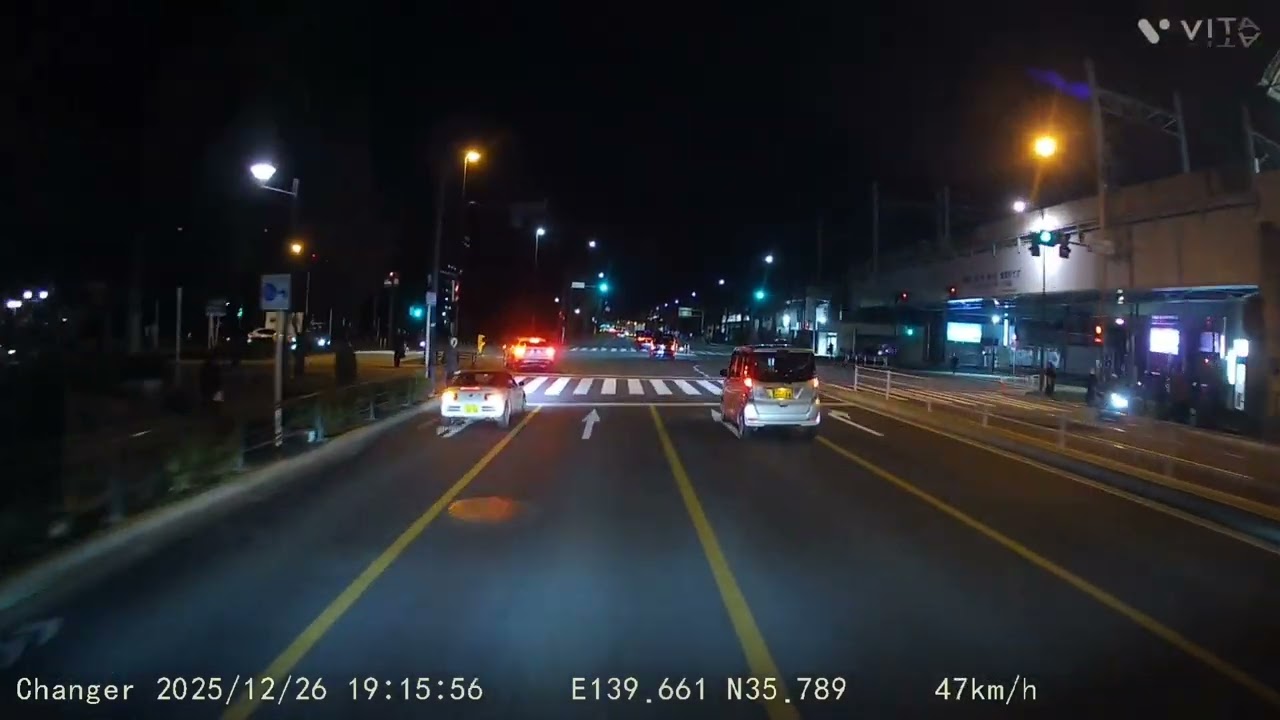 左の２台の車両　左折するのに　右に寄って来るのやめてよ～大回りするほど　狭くないよ