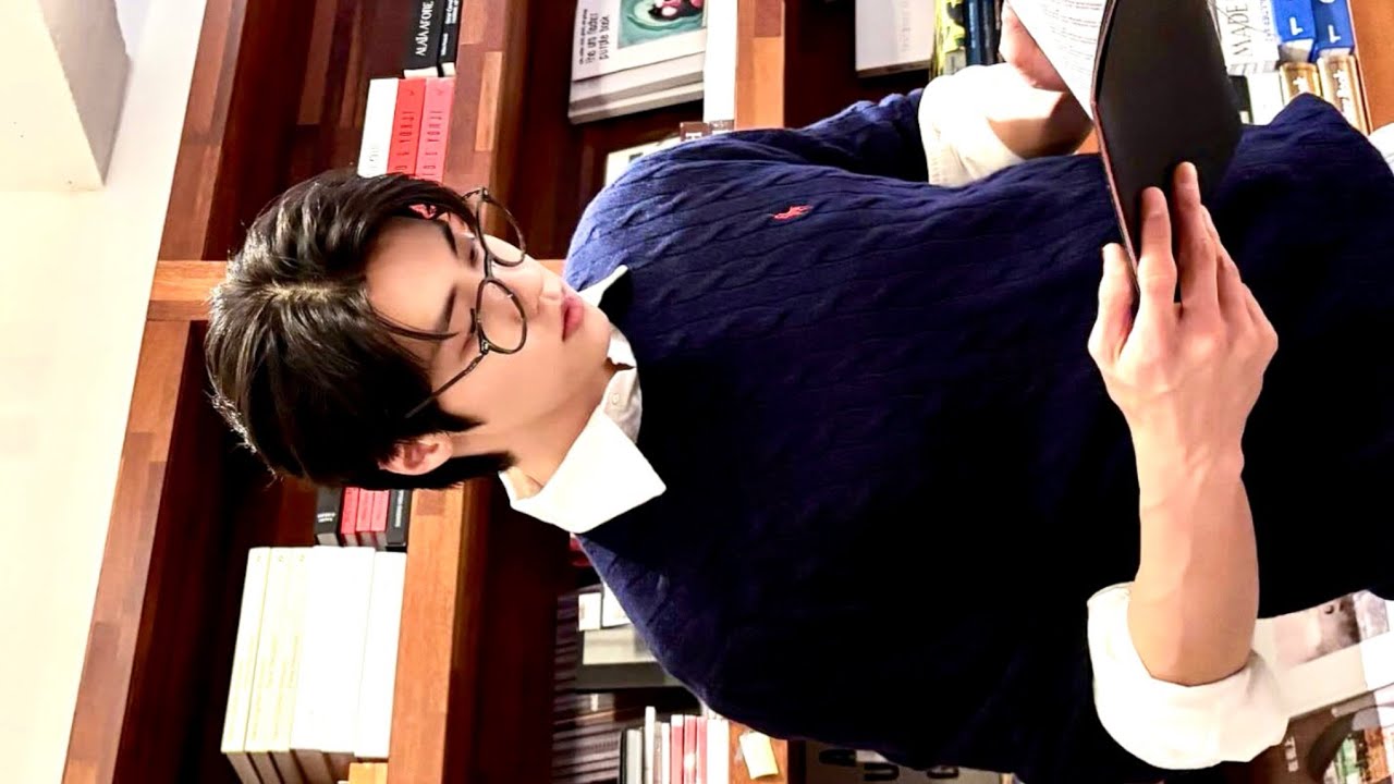 먼지 쌓인 헌책방에서