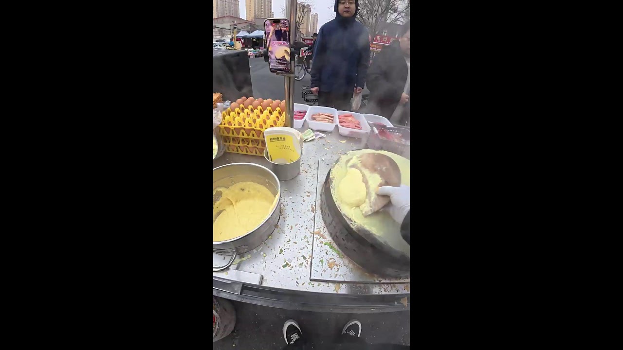 Live broadcast of street food specialties and fruit delicacies