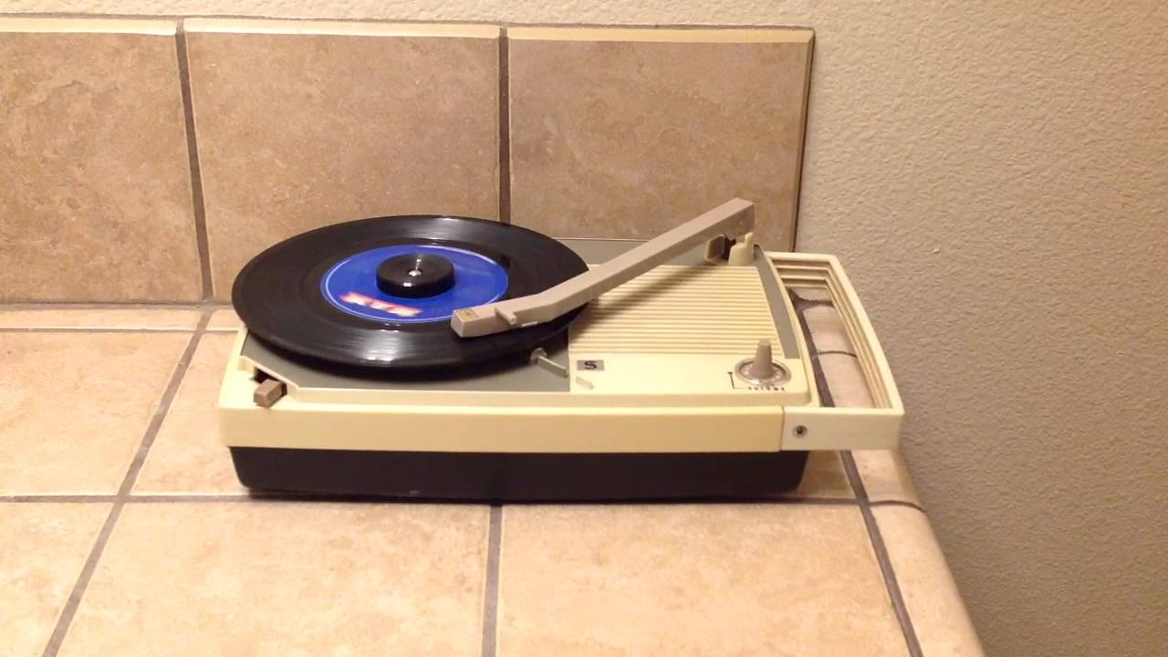 Singer Portable Record Player. Model HE-2200. 45 & 33-1/3 RPM.