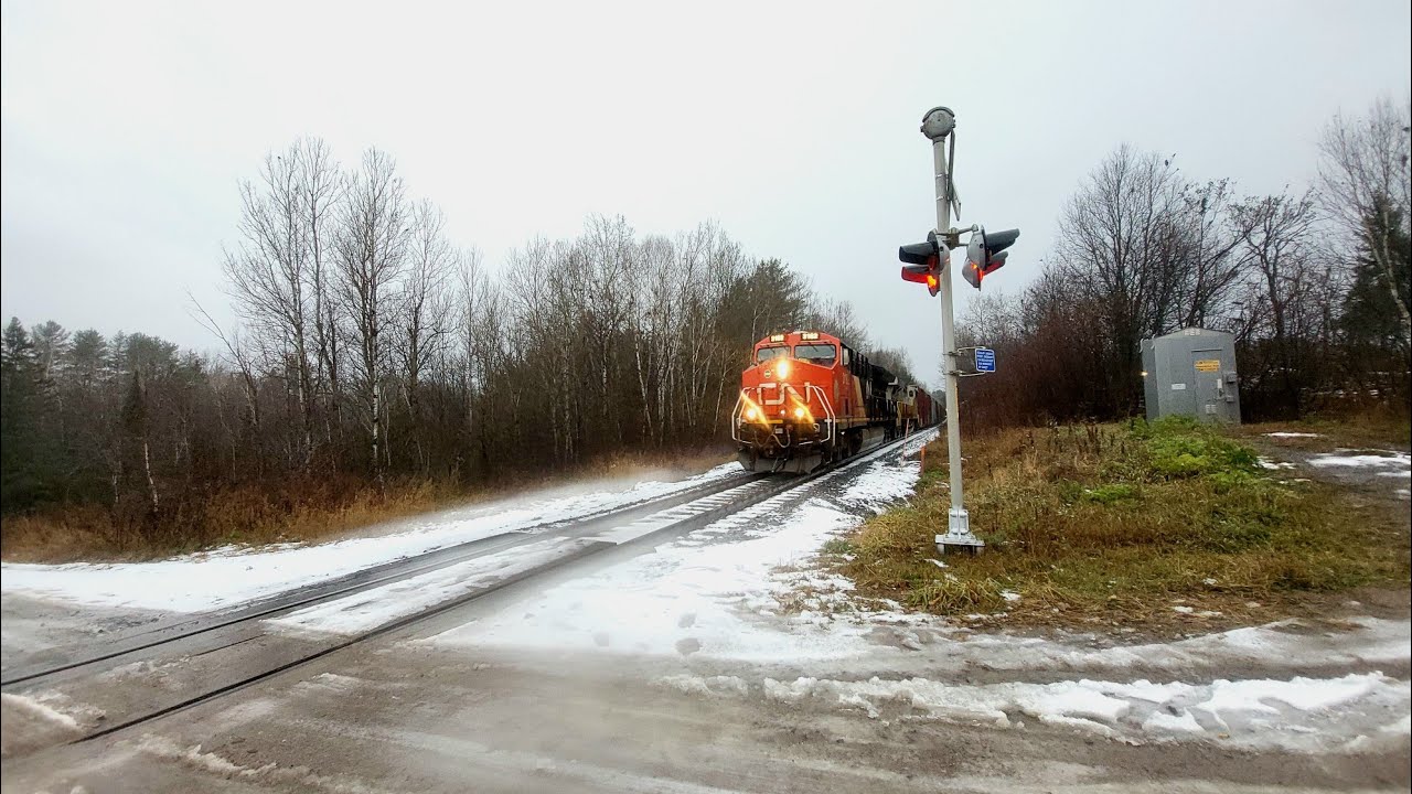 CNR 450 passing by a farm in Powasson with units CNR 3182 leading and CNR 2780 