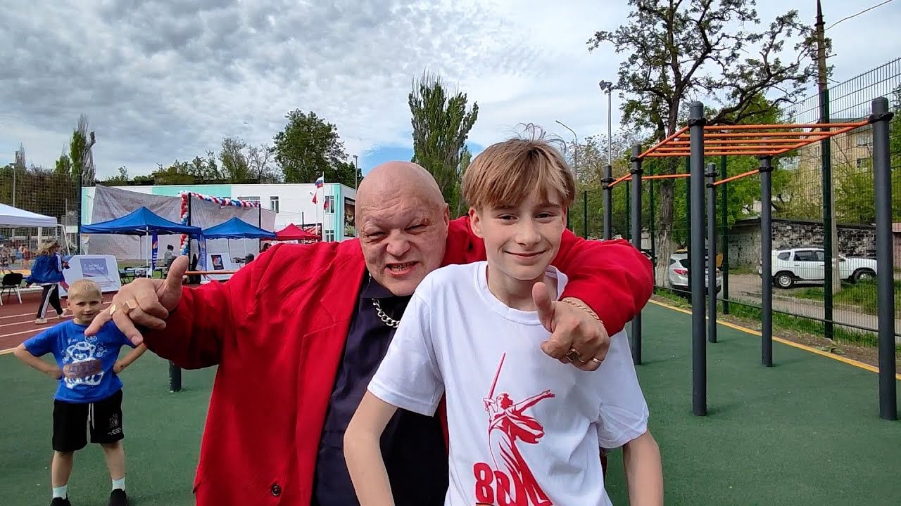 День Победы в Мариуполе. Стас Барецкий на турниках и Навестили мужчину