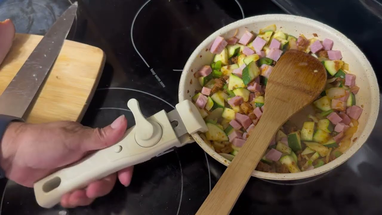 Rico y delicioso desayuno de calabacitas con huevo