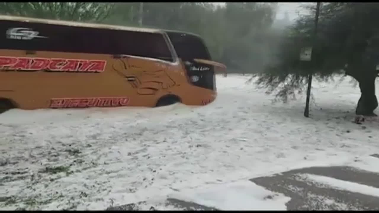 Una tormenta descarga 5.000 toneladas de granizo y paraliza la ciudad de Tarija
