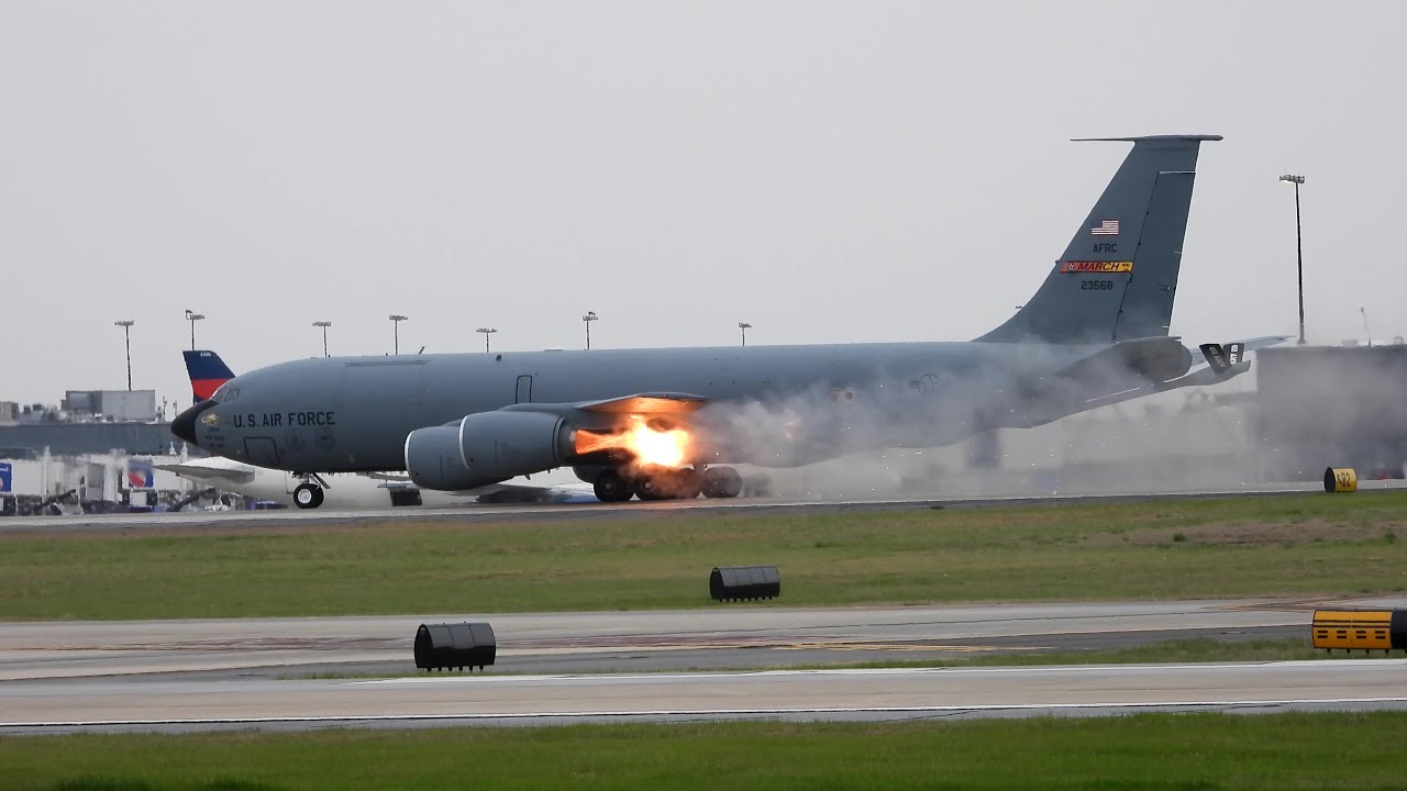 Заглох двигатель KC-135 и прерванный взлет в Атланте