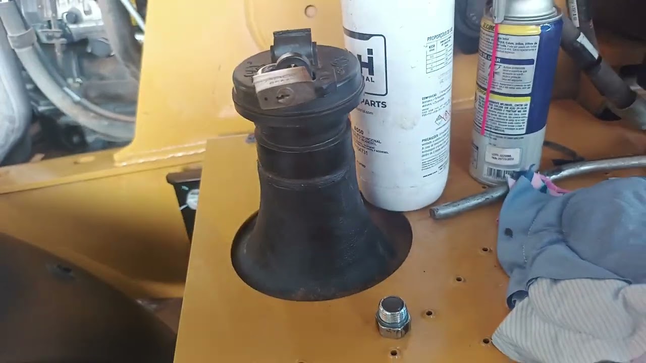 Como trocar óleo e filtro da transmissão da retroescavadeira CAT 416
