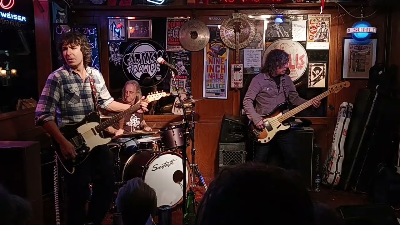 The Davey Knowles Band featuring Mike Hansen /drums and Todd Bowers/ bass /The Maui Sugarmill Saloon