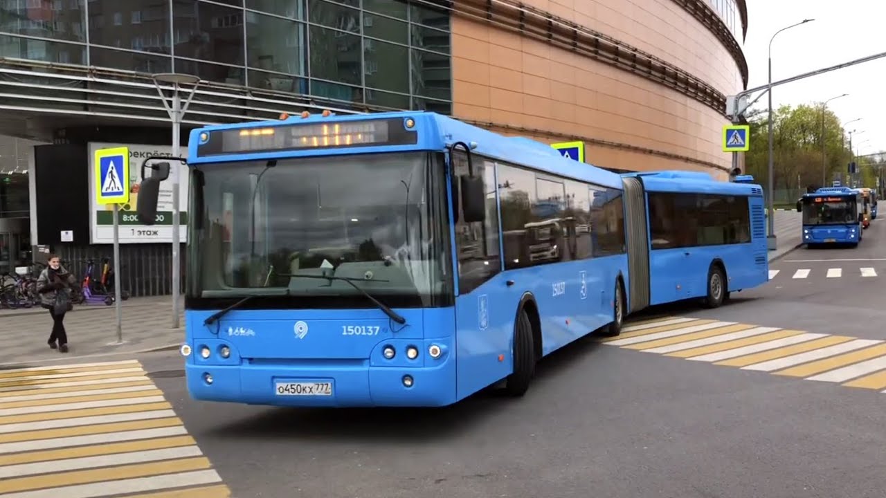Автобус "687" (ЛиАЗ 6213.22) прибывает на остановку "Метро Щукинская" (10.05.2022)