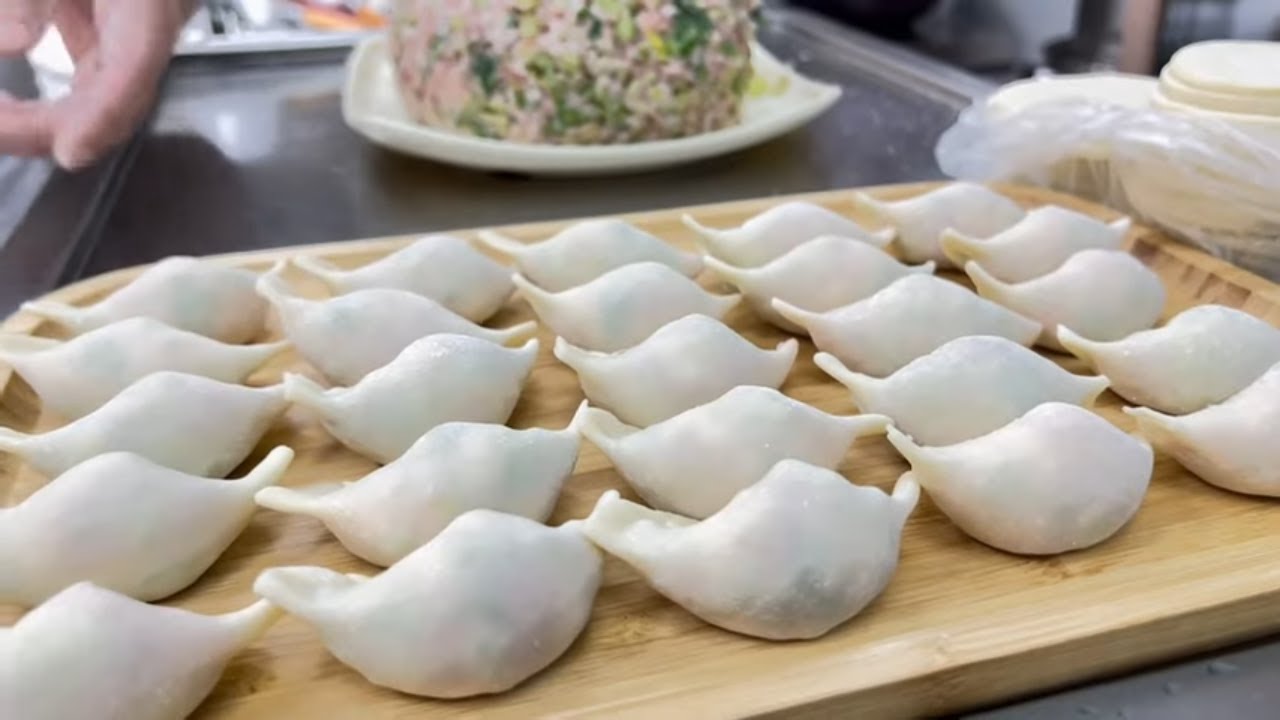 香芹芫荽鮮肉餃 餃子 云呑 製作 實錄   配搭獨特 香芹芫荽味道濃郁 絕對係非一般餃子 值得一試 大池記餃子美食 彩福店    #餃子 #饺子 #水餃 #雲吞 #餛飩 #馄饨 #香港美食