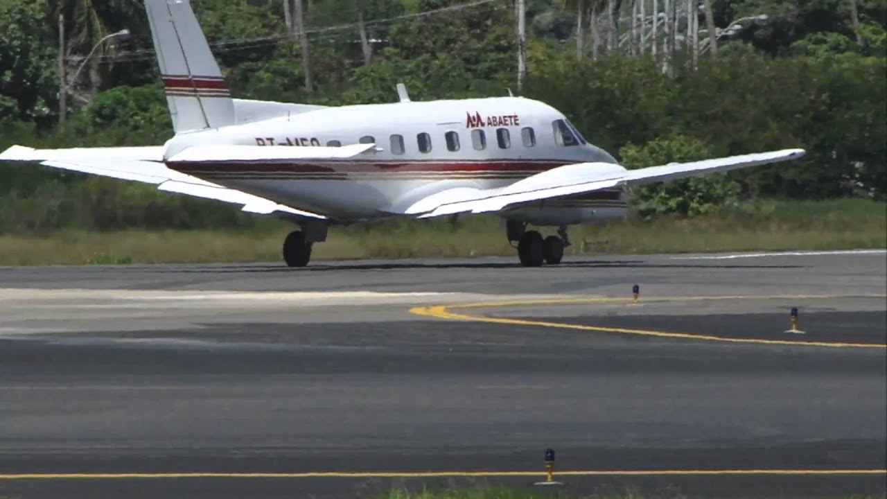Embraer Bandeirante EMB-110 da Abaeté decolando de Salvador - PT-MFO