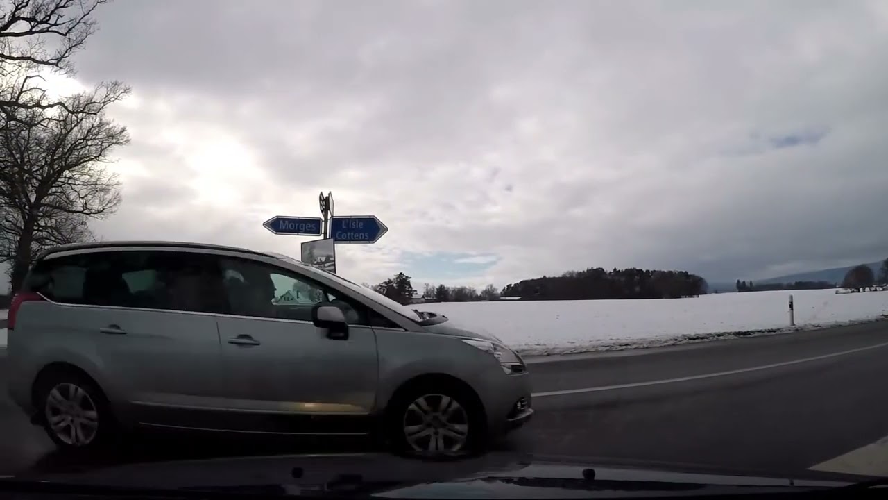 As belezas das montanhas Su&iacute;&ccedil;as, viajando de carro na neve!