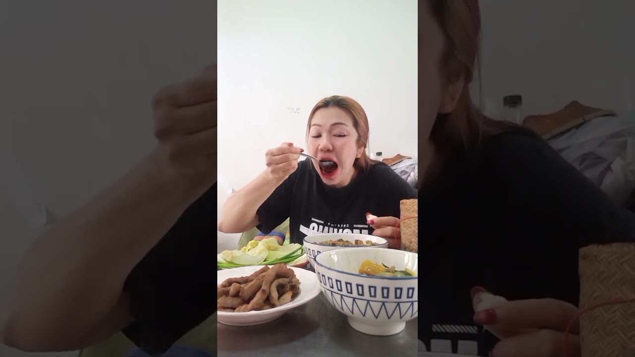 กินข้าวกับซุปมะเขือกับแกงอ่อมค่ะ