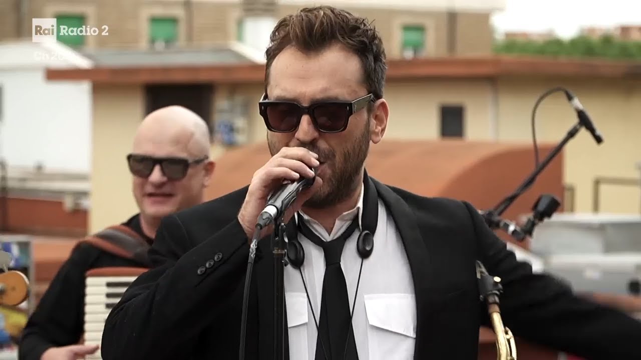 Cesare Cremonini canta 