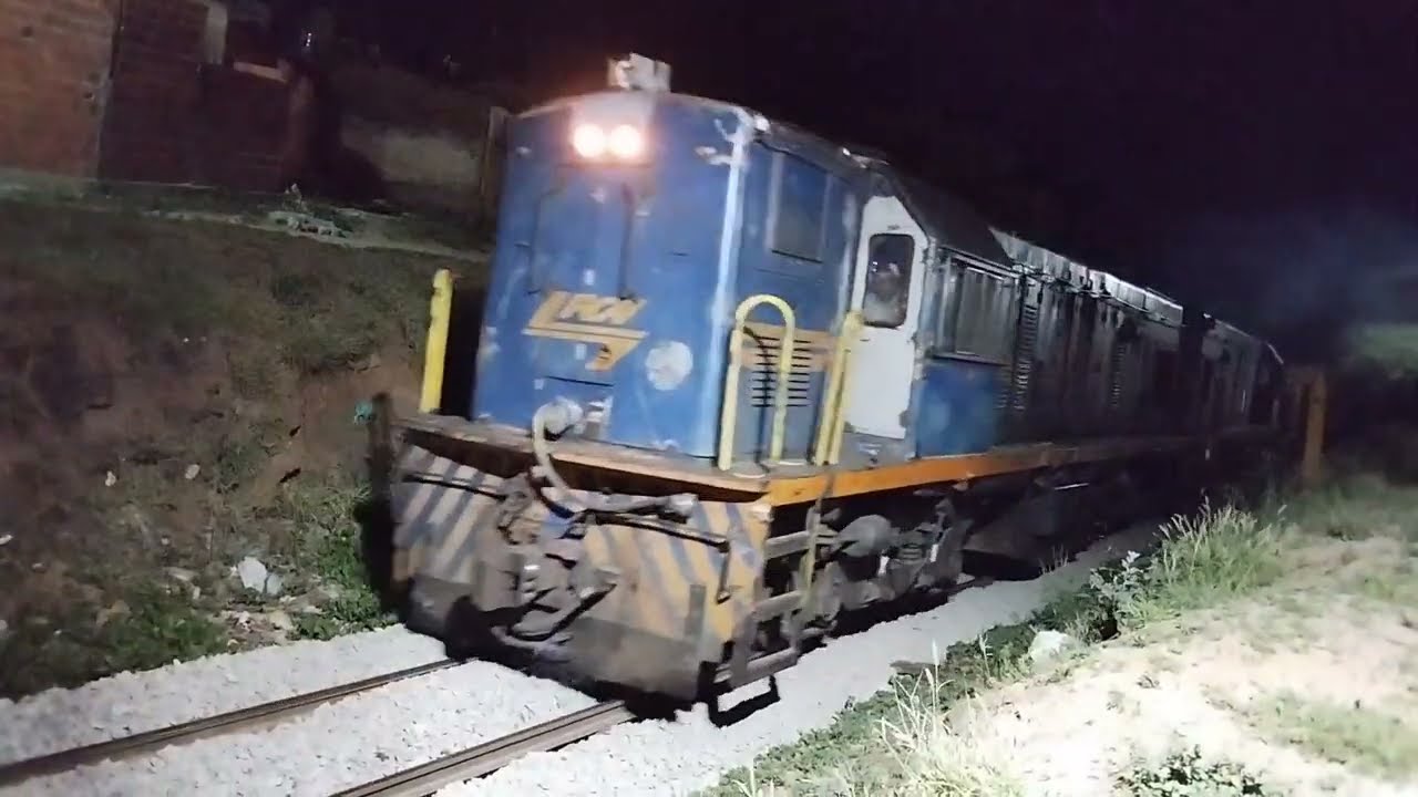 TRENS NOTURNO CORTANDO O SERTÃO COM VAGÕES CARREGADOS DE MINÉRIO E CROMO