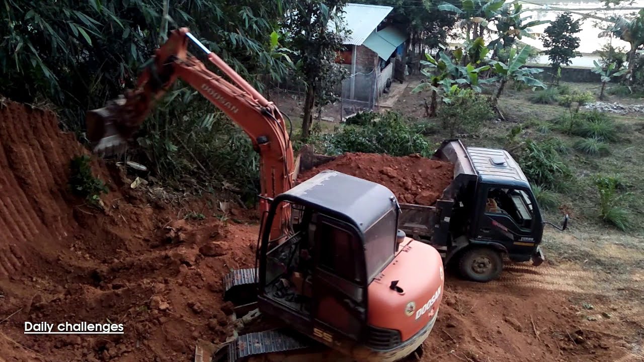 Wow Trucks Excavator #109/Doosan DX55 crawler excavator works in the woods