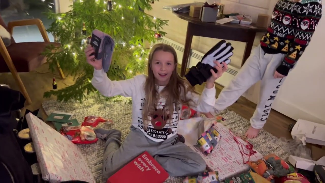 Toivevideo - lapset avaa joululahjat 2023