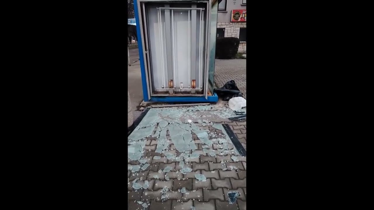 Автобусна спирка в Русе осъмна потрошена /ВИДЕО/