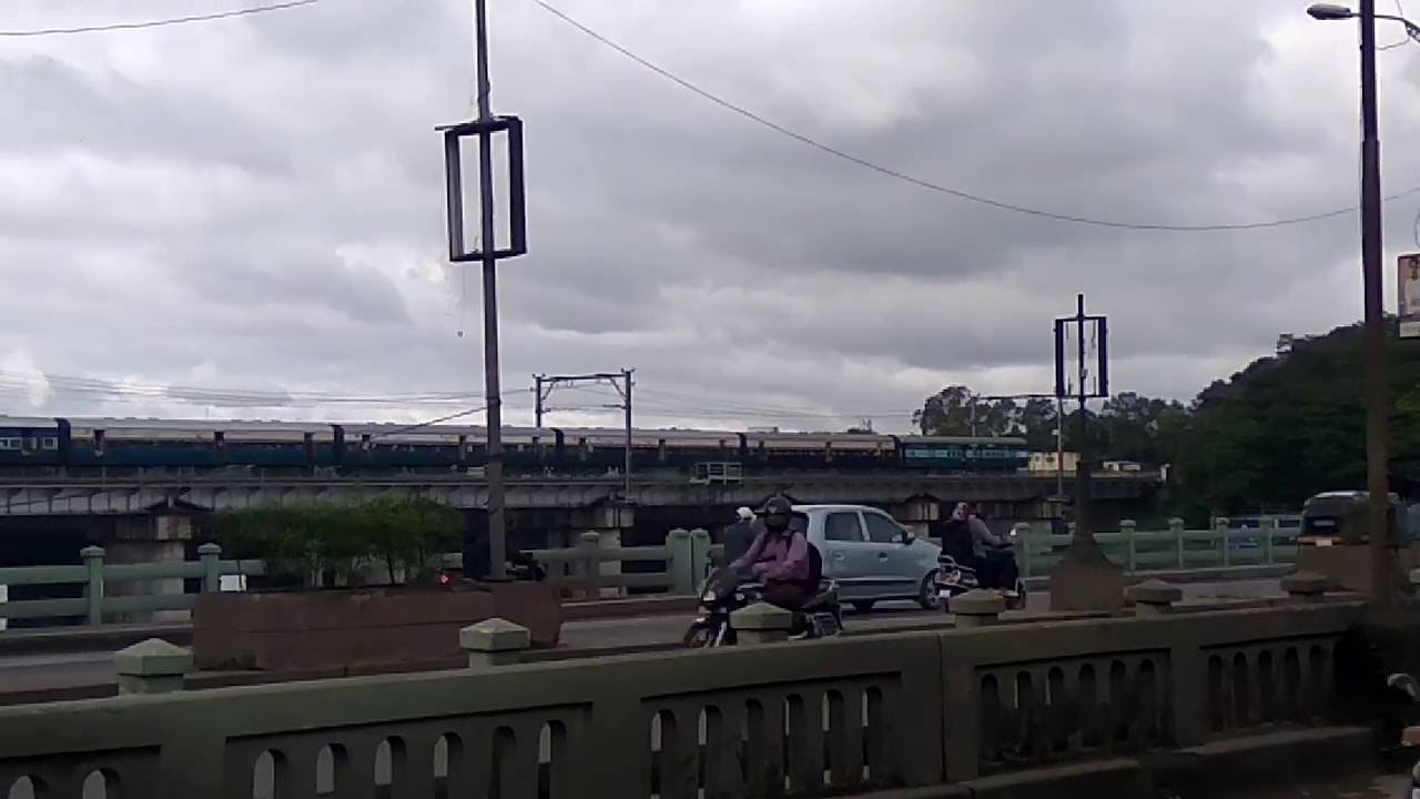 Unedited video of 12127 Intercity Express on Sangam bridge.