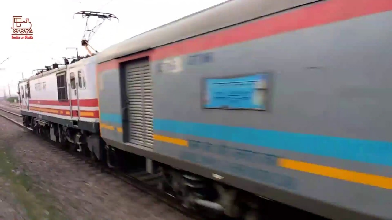 Parallel Overtake by Fastest Indian Train at 160 kmph || Gatimaan Express - Chattisgarh Express