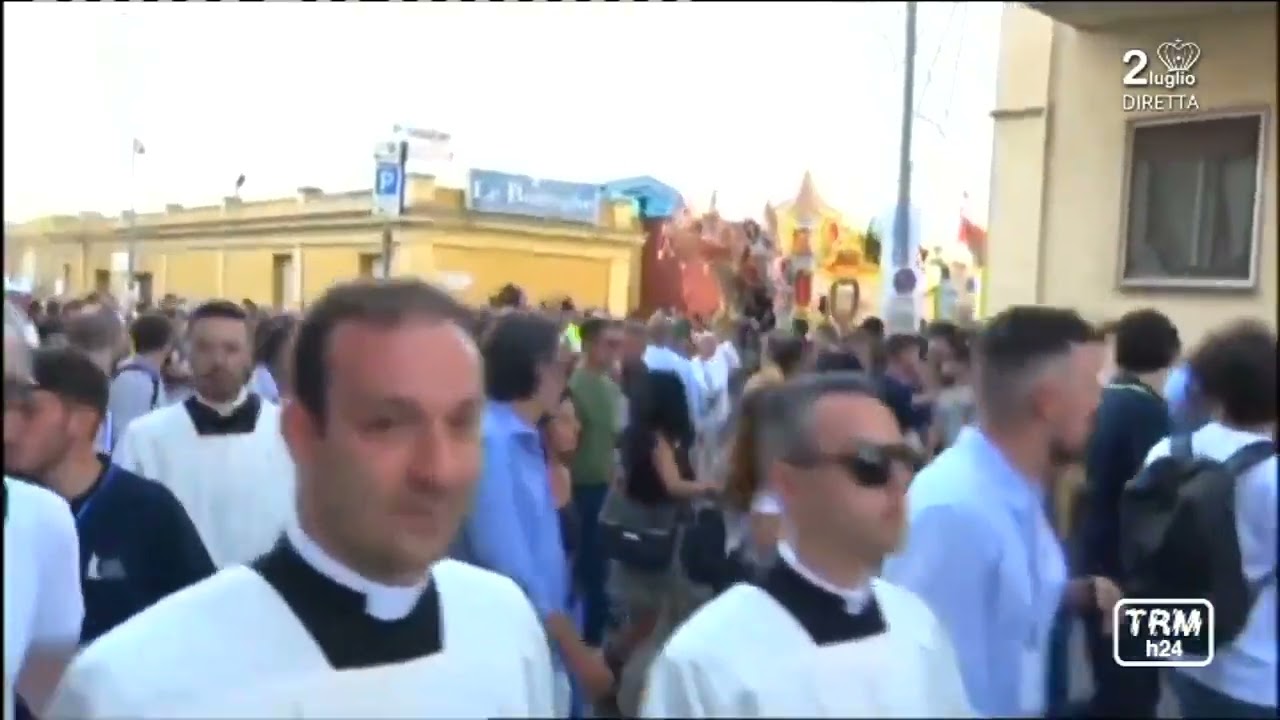 La statua di Maria SS della Bruna posizionata sul Carro trionfale in cartapesta