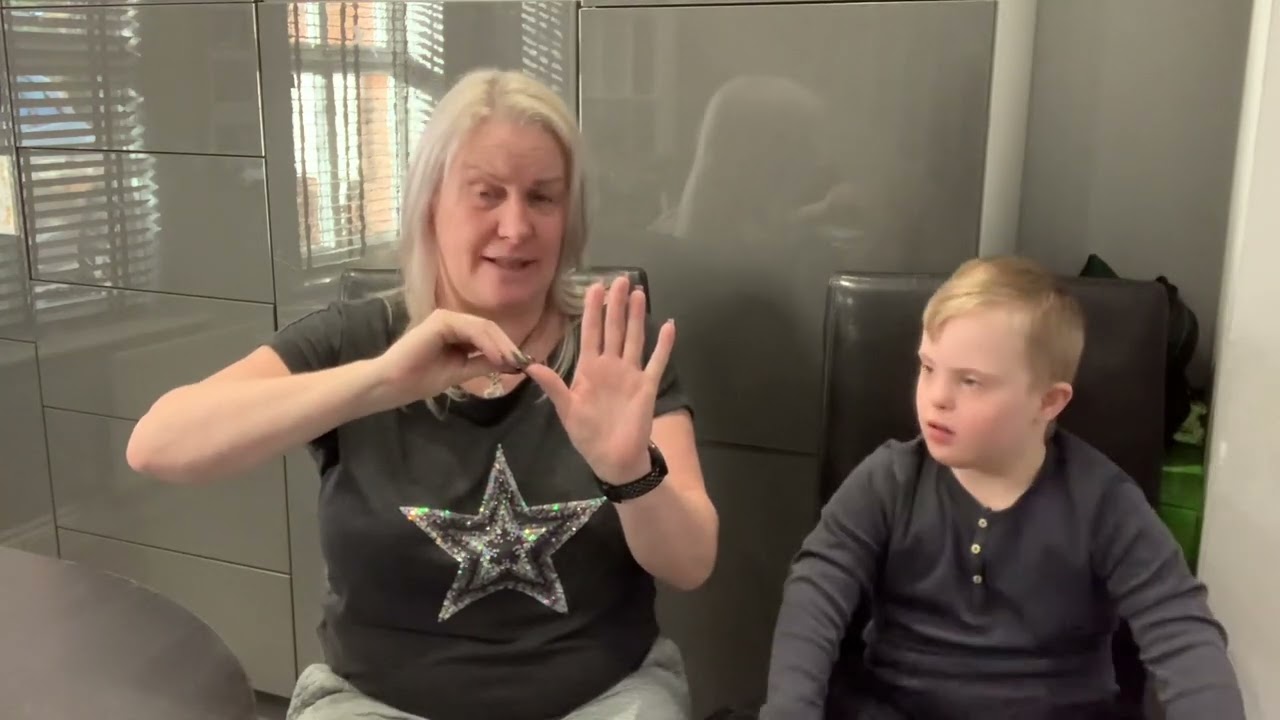 Makaton for ‘PLUM’ 🟣