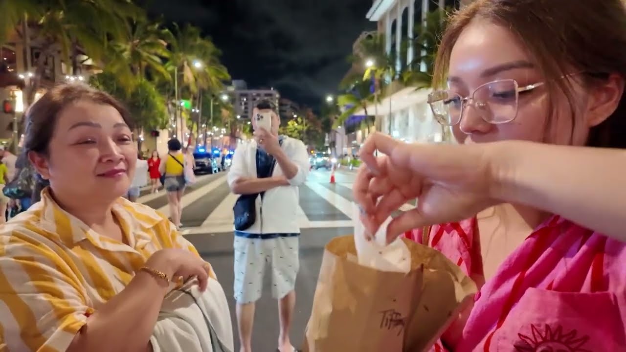 Quý & Nhã đi chợ đêm, Hawaii 2025.