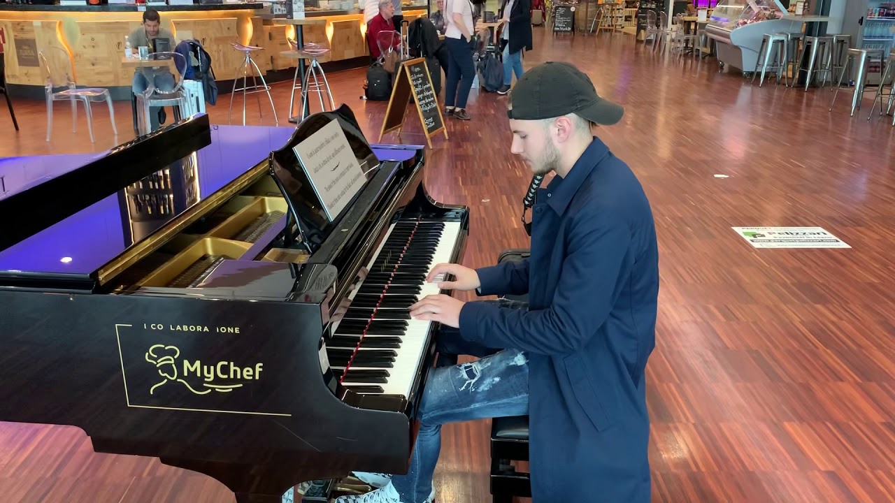 Ludovico Einaudi - Una Mattina (Intouchables) Piano at Milan Airport