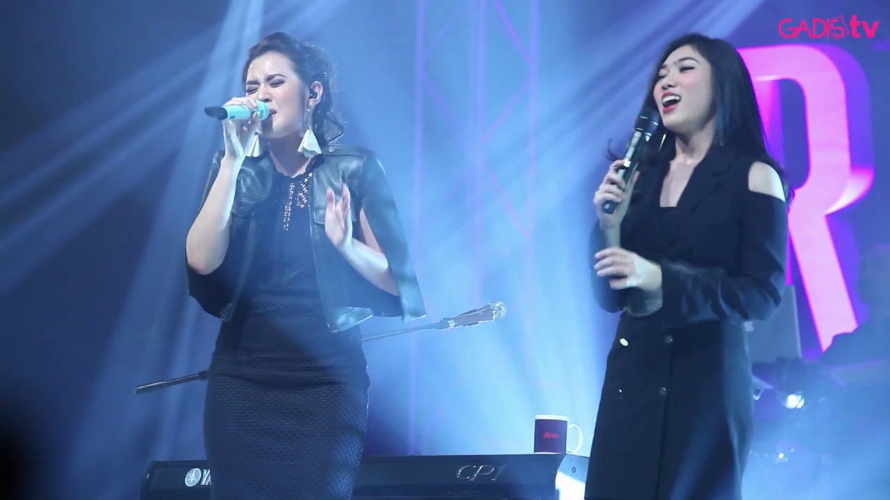 Raisa & Isyana Sarasvati - Anganku Anganmu (Live at Raisa & Isyana Showcase)