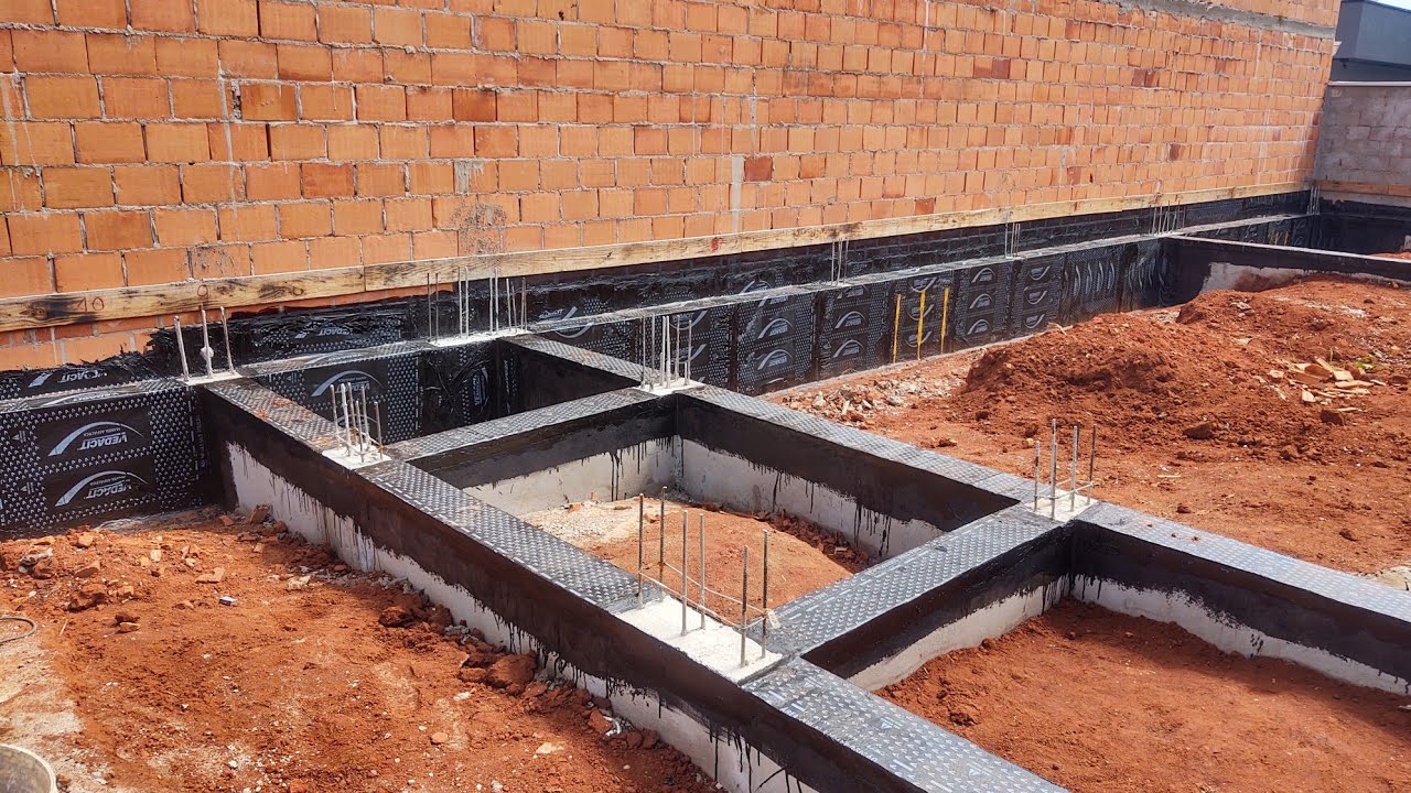 Vedação com Manta Asfáltica de 3mm| foi feito em todo o baldrame e paredes dos vizinhos.