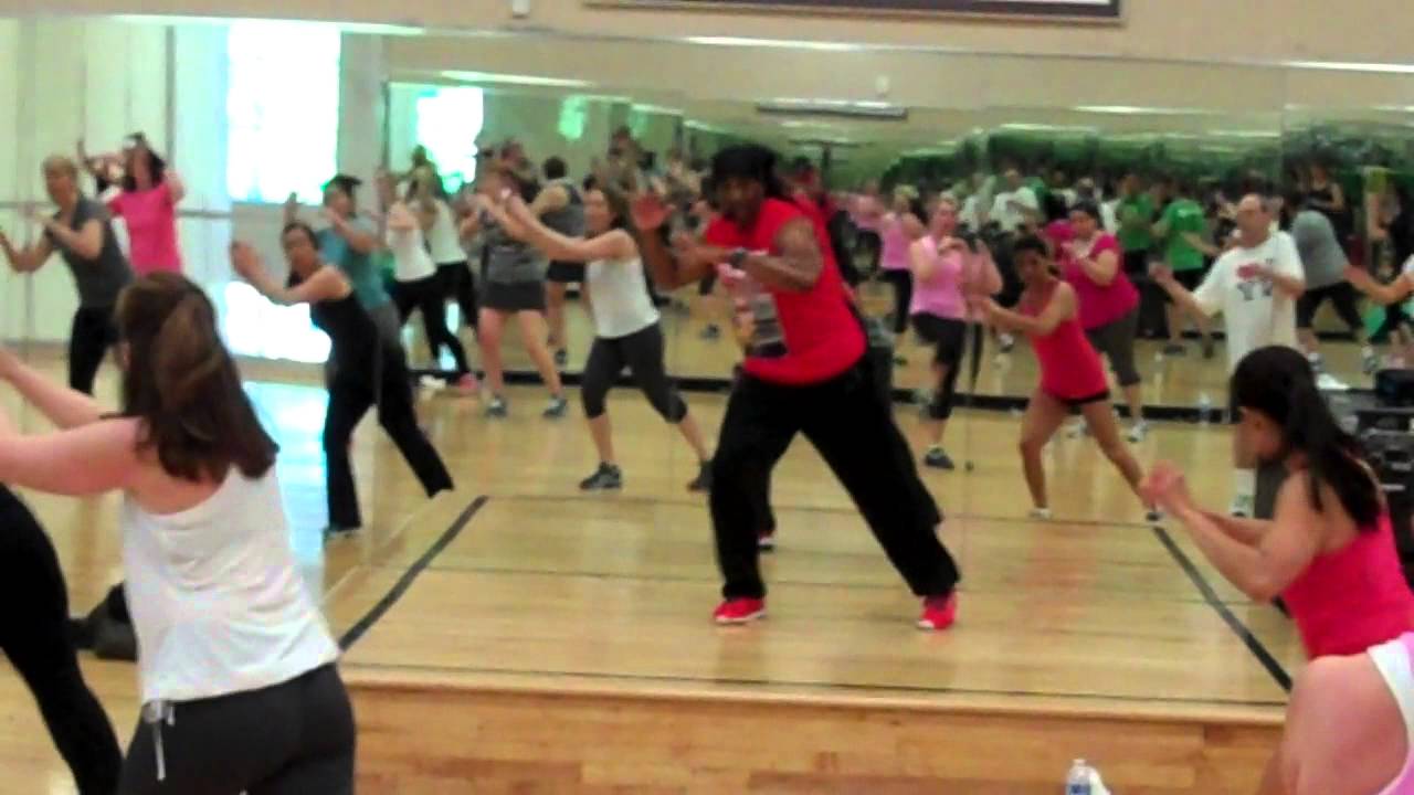 Занятия по кардио-кикбоксингу LifeTime Fitness