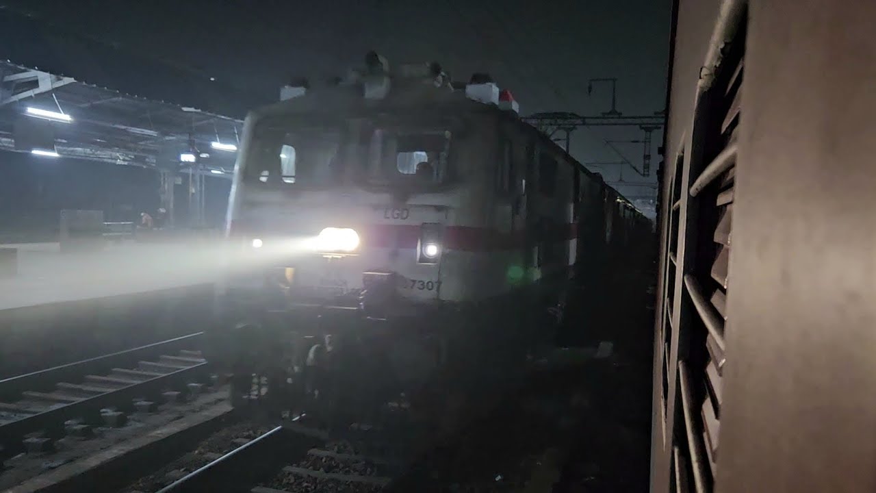 Madhya Pradesh Sampark Kranti Express overtaking Mahakaushal Express at Mathura !!