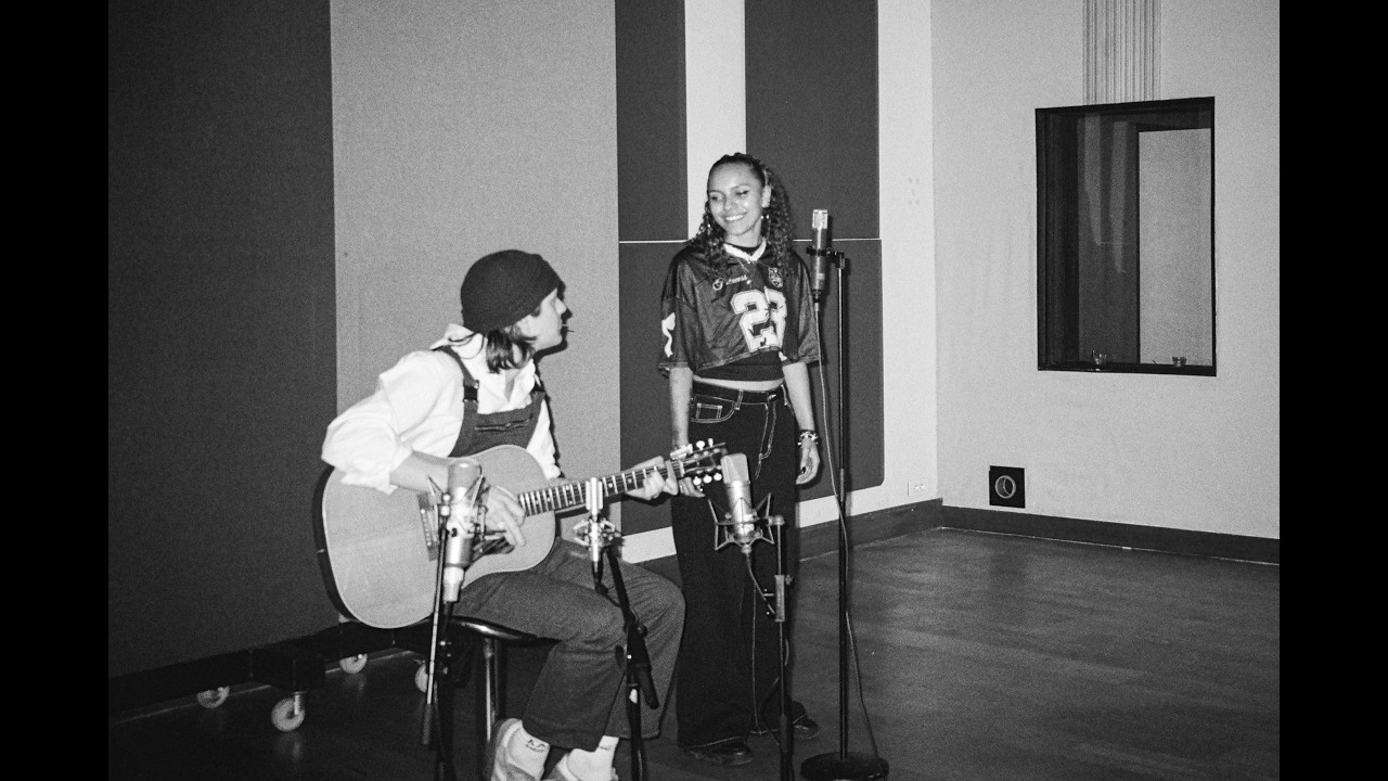 Blue Neons, Jay - Let Me Roll It (Acoustic Live Session)