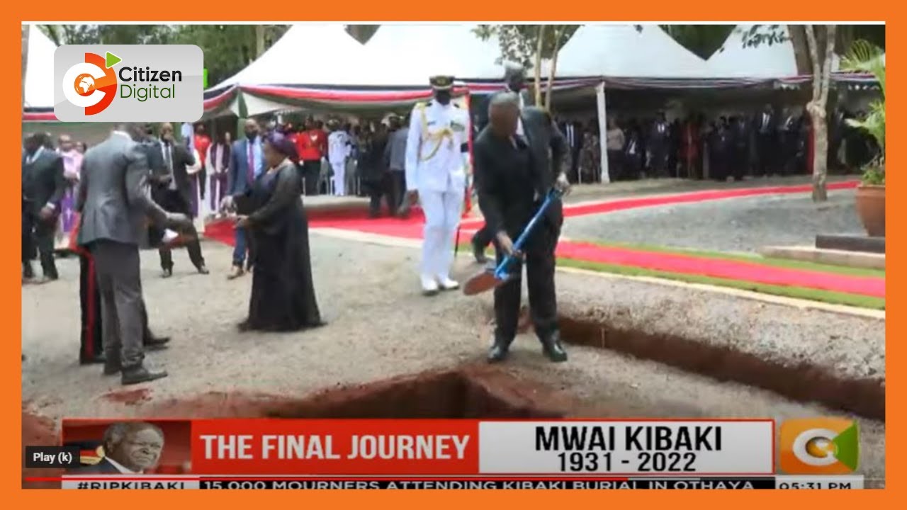 The late retired President Kibaki's immediate family and President Kenyatta throw dust on his grave