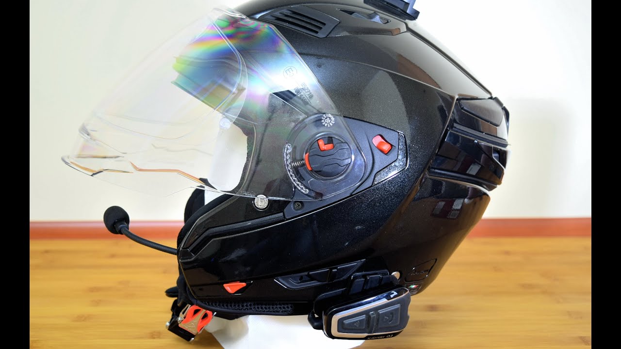 Cardo Scala Rider Q3 na kasku Airoh Executive