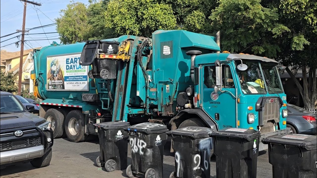 Two Pete 520 CNGs Collecting Trash 